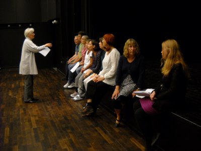 Körledaren Dagny Wennberg försöker få delar av kören att sjunga rätt! Körledaren Dagny Wennberg försöker få delar av kören att sjunga rätt!