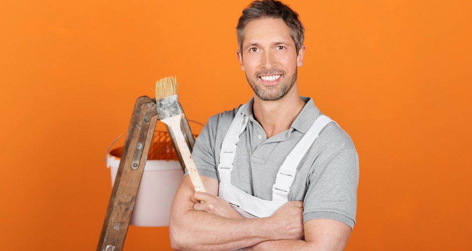 målare som gör tapetsering med tapetserare också