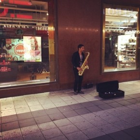 Fantastisk saxofonspelare på Drottningatan. Kontinentalt.