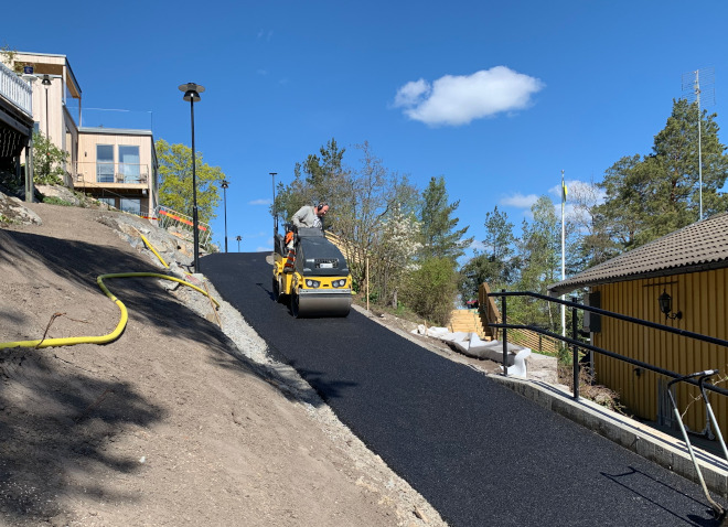 Vi utför alla arbeten inom asfalt i Enköping från den minsta infarten till stora vägbyggen.