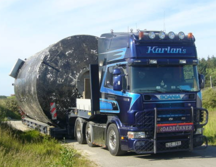 Vi utför även specialtransporter av större gods som tankar, silos, vagnar, industrimaskiner osv.