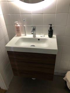 En nyinstallerad vask i ett nyrenoverat badrum i Malmö