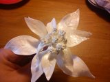 En isigare variant av julros. white poinsietta made from flowerpaste