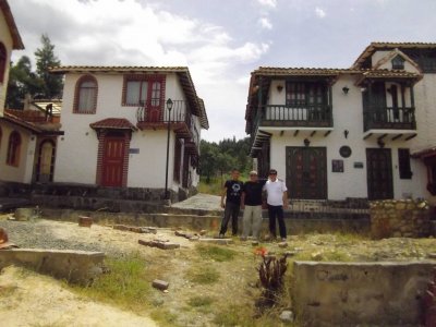 Pueblito Boyacense, arquitectura colonial, réplica, pueblos más lindos de Boyacá, Colombia, Villa de Leyva, Tibasosa, Tenza, Monguí, Ráquira, Sáchica y el Cocuy. Vivienda, artistas, Músicos, Compositores, Escritores, Pintores, Artesanos. trajes típicos,  tenderos, guías turísticos, macramé, artesanía, música, religión, cultura. Hoteles, restaurantes, tiendas, para disfrutar de los manjares propios de Boyacá, con precios realmente bajos y excelentes instalaciones. Ruta histórica, simon Bolivar el libertador, pantano de Vargas, puente de boyaca. Paisajes, Colombia mi tierra agencia de viajes y turismo. Transporte, ruta navideña, iluminación navideña, alumbrados navideños, luces. Navidad, Duitama, pueblitos mas lindos de boyaca, Boyaca, pueblito boyacense.