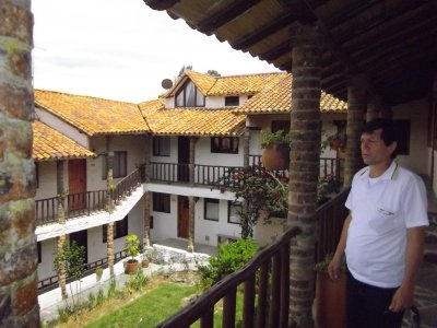 Pueblito Boyacense, arquitectura colonial, réplica, pueblos más lindos de Boyacá, Colombia, Villa de Leyva, Tibasosa, Tenza, Monguí, Ráquira, Sáchica y el Cocuy. Vivienda, artistas, Músicos, Compositores, Escritores, Pintores, Artesanos. trajes típicos,  tenderos, guías turísticos, macramé, artesanía, música, religión, cultura. Hoteles, restaurantes, tiendas, para disfrutar de los manjares propios de Boyacá, con precios realmente bajos y excelentes instalaciones. Ruta histórica, simon Bolivar el libertador, pantano de Vargas, puente de boyaca. Paisajes, Colombia mi tierra agencia de viajes y turismo. Transporte, ruta navideña, iluminación navideña, alumbrados navideños, luces. Navidad, Duitama, pueblitos mas lindos de boyaca, Boyaca, pueblito boyacense.