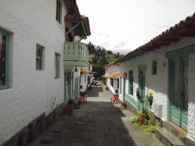 Pueblito Boyacense, arquitectura colonial, réplica, pueblos más lindos de Boyacá, Colombia, Villa de Leyva, Tibasosa, Tenza, Monguí, Ráquira, Sáchica y el Cocuy. Vivienda, artistas, Músicos, Compositores, Escritores, Pintores, Artesanos. trajes típicos,  tenderos, guías turísticos, macramé, artesanía, música, religión, cultura. Hoteles, restaurantes, tiendas, para disfrutar de los manjares propios de Boyacá, con precios realmente bajos y excelentes instalaciones. Ruta histórica, simon Bolivar el libertador, pantano de Vargas, puente de boyaca. Paisajes, Colombia mi tierra agencia de viajes y turismo. Transporte, ruta navideña, iluminación navideña, alumbrados navideños, luces. Navidad, Duitama, pueblitos mas lindos de boyaca, Boyaca, pueblito boyacense.