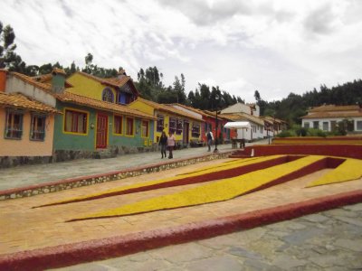 Pueblito Boyacense, arquitectura colonial, réplica, pueblos más lindos de Boyacá, Colombia, Villa de Leyva, Tibasosa, Tenza, Monguí, Ráquira, Sáchica y el Cocuy. Vivienda, artistas, Músicos, Compositores, Escritores, Pintores, Artesanos. trajes típicos,  tenderos, guías turísticos, macramé, artesanía, música, religión, cultura. Hoteles, restaurantes, tiendas, para disfrutar de los manjares propios de Boyacá, con precios realmente bajos y excelentes instalaciones. Ruta histórica, simon Bolivar el libertador, pantano de Vargas, puente de boyaca. Paisajes, Colombia mi tierra agencia de viajes y turismo. Transporte, ruta navideña, iluminación navideña, alumbrados navideños, luces. Navidad, Duitama, pueblitos mas lindos de boyaca, Boyaca, pueblito boyacense.