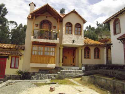 Pueblito Boyacense, arquitectura colonial, réplica, pueblos más lindos de Boyacá, Colombia, Villa de Leyva, Tibasosa, Tenza, Monguí, Ráquira, Sáchica y el Cocuy. Vivienda, artistas, Músicos, Compositores, Escritores, Pintores, Artesanos. trajes típicos,  tenderos, guías turísticos, macramé, artesanía, música, religión, cultura. Hoteles, restaurantes, tiendas, para disfrutar de los manjares propios de Boyacá, con precios realmente bajos y excelentes instalaciones. Ruta histórica, simon Bolivar el libertador, pantano de Vargas, puente de boyaca. Paisajes, Colombia mi tierra agencia de viajes y turismo. Transporte, ruta navideña, iluminación navideña, alumbrados navideños, luces. Navidad, Duitama, pueblitos mas lindos de boyaca, Boyaca, pueblito boyacense.