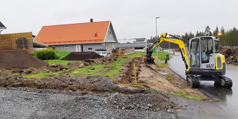 Grävmaskin gör en dränering i Norrbotten.