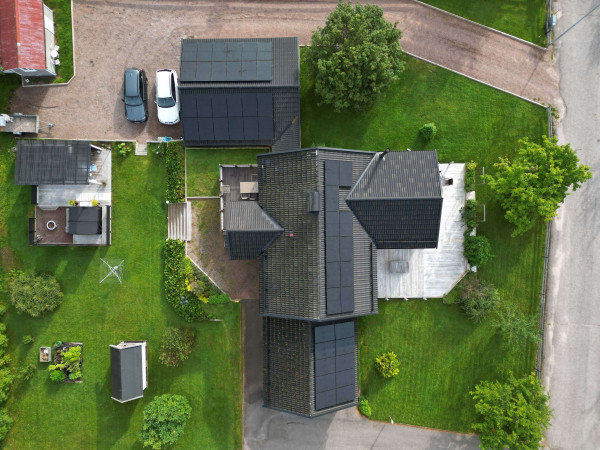 Montage av solceller på villa i Dalarna