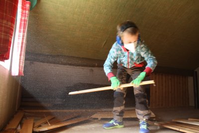 loftets ytskikt och el revs med hjälp av barnarbetare