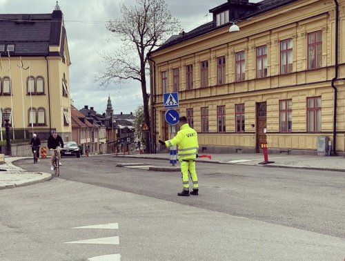 Säkra vägarbetet med vår flaggvakt i Stockholm.