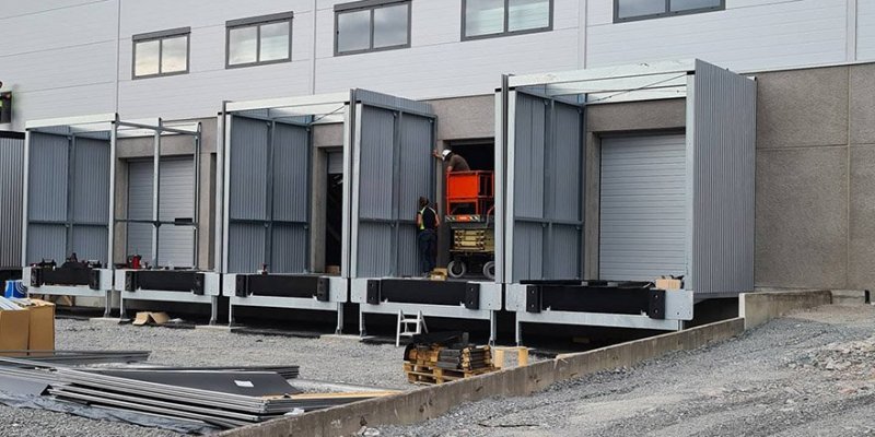 Här monterar vi nya lastbryggor, industriportar och lasthus på en industrilokal.