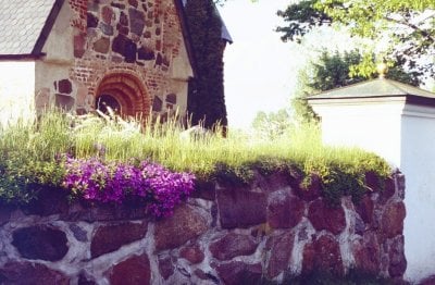 /kyrkmuren-blommar.jpg