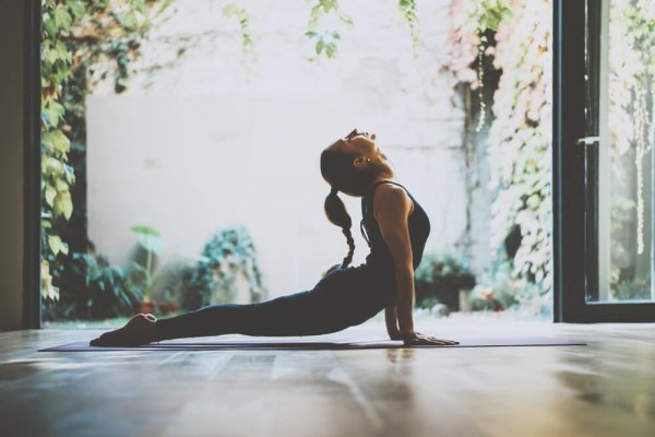 Kvinna göra yogaövning i vacker miljö