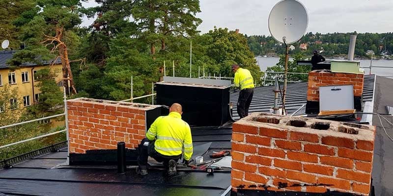 Takläggare som jobbar på tak i Täby.