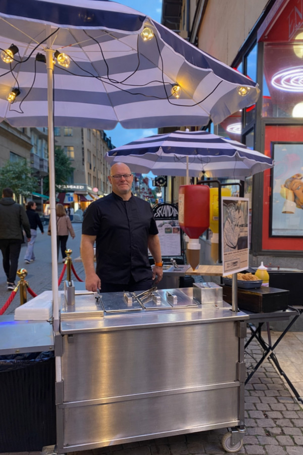 Hyra korvgubbe med korv inomhus