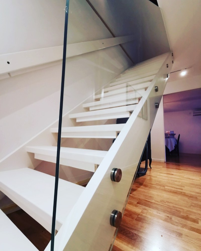 Ett glasräcke passar bra i en trappa eller på en balkong.