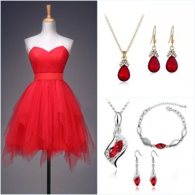 robe de soirée courte rouge et bijoux rouges