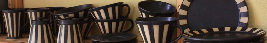 gestreifte Tassen und Teller von Susann Persiel im Keramik-Cafe Altwriezen
