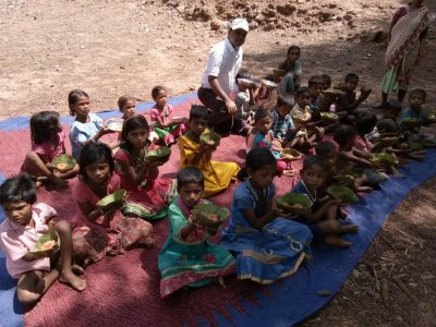 The kids use to eat delisciuos and yummy food like bora, samosa, banana and bread