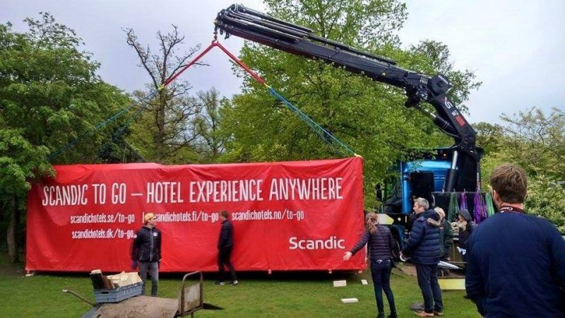 Kranbil i Blekinge lyfte container på plats.