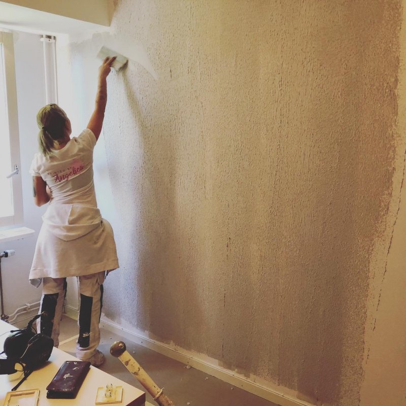 En målare i Bromma målar väggar hos kund.