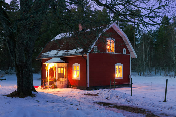 röd villa i Sverige på vintern