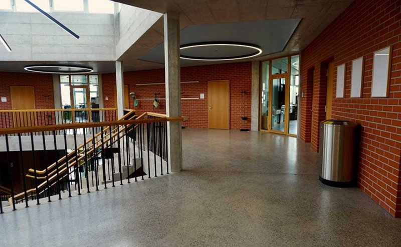 Microcement som golv i skola.
