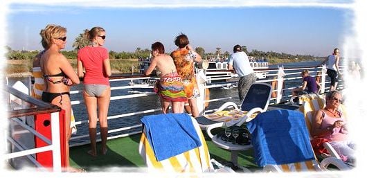 Auf dem Nilkreuzfahrtschiff auf dem Sonnendeck