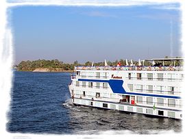 Nilkreuzfahrtschiff unterwegs auf dem Nil