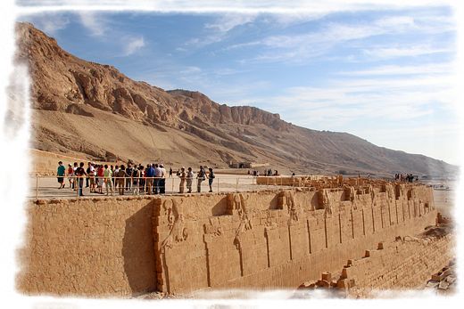 vor dem Hatshepsut Tempel