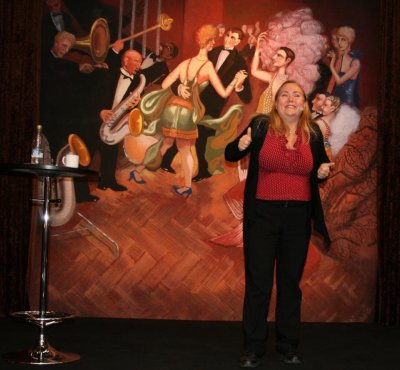Anita Jacobson på scen i utställningen "Teater Västernorrland 40 år" Foto: Anita Veslin