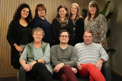 Bild på personalgruppen. Louise Niklasson, Gustav Hadin och Mattias Furbo sitter i en soffa. Bakom soffan står Maria Lundgren, Maria Jorfors, Johanna Wassenius, Maria Bjurbäck och Catharina Kukkola.