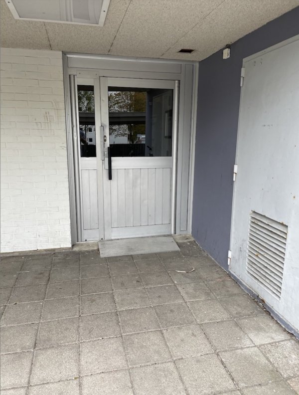 Säkerhetsdörrar i Västra Götaland, aluminiumfärgad dörr.