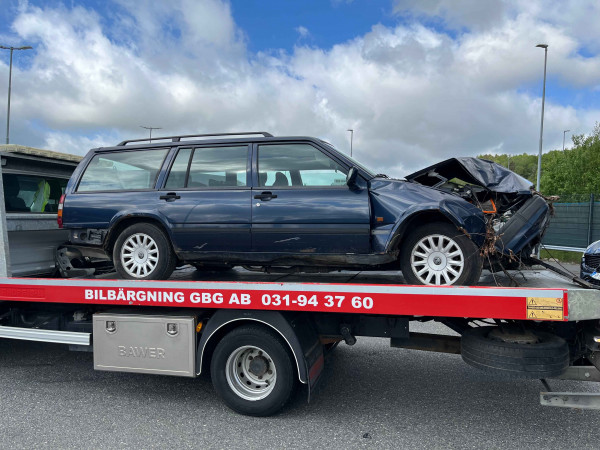 Skrotbil som står svårt till i Trollhättan inför hämtning