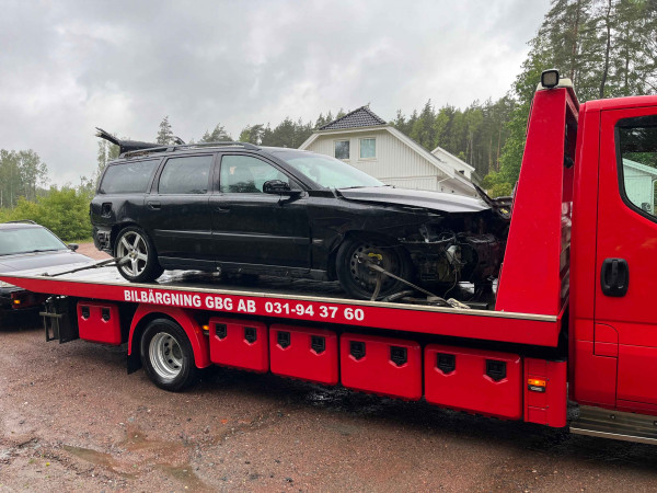 Snabb hämtning av skrotbil i Trollhättan med bärgningsbil