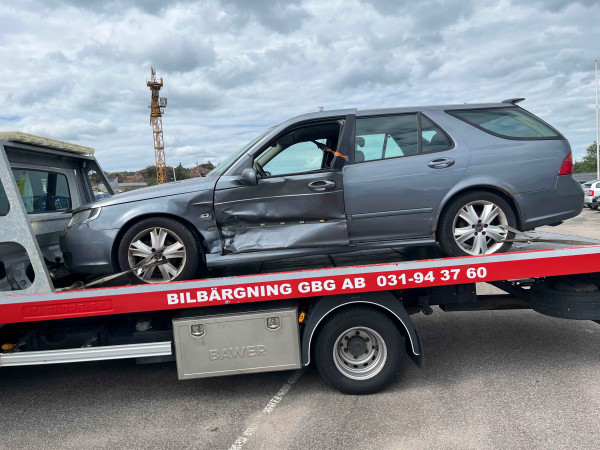 Hämtning av skrotbil i Trollhättan med bärgningsbil