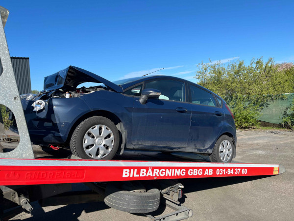 Bärgning av skrotbil i Trollhättan med bärgningsbil