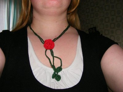 Virkat halsband med ros