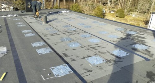 Vi installerar solceller på tak. 