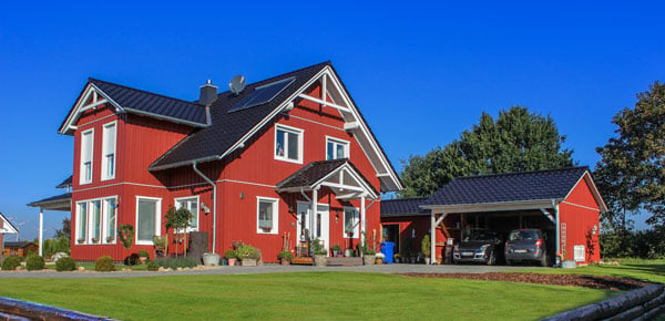 röd villa med carport