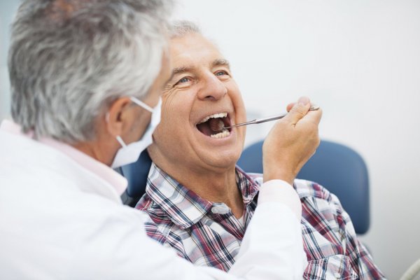 äldre man hos tandläkare