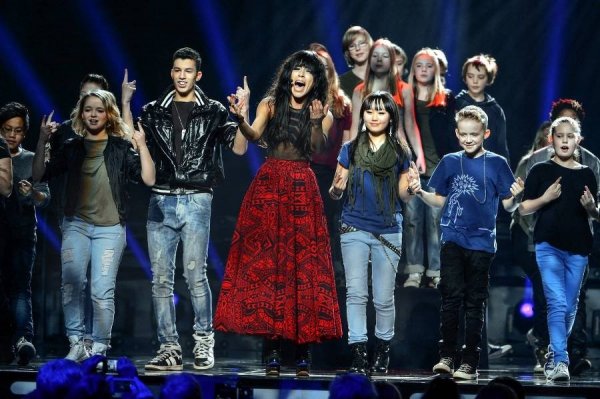 loreen-pa-scen-med-teckensprakskor.jpg