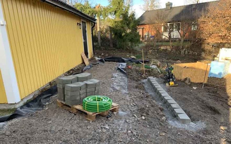 Nyanläggning av trädgård i Stockholm.