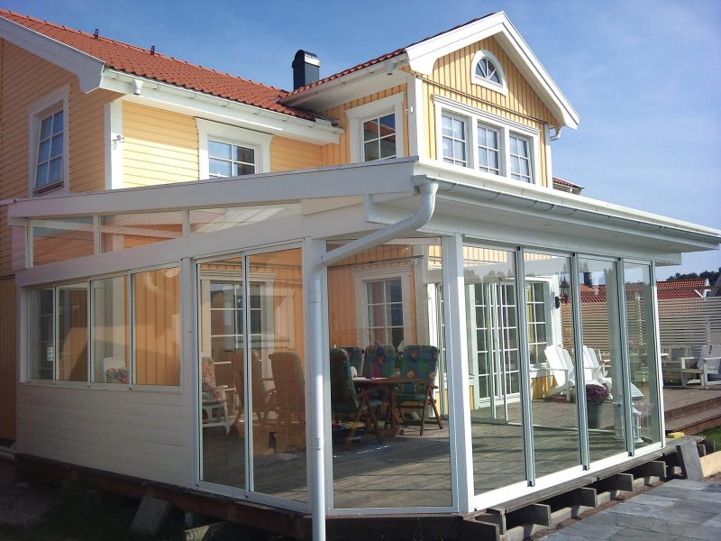 Uterum i Uppsala framför gult trähus.