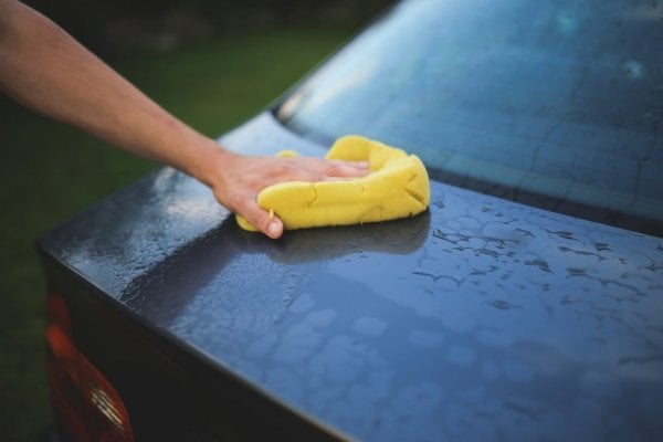 tvättar bil